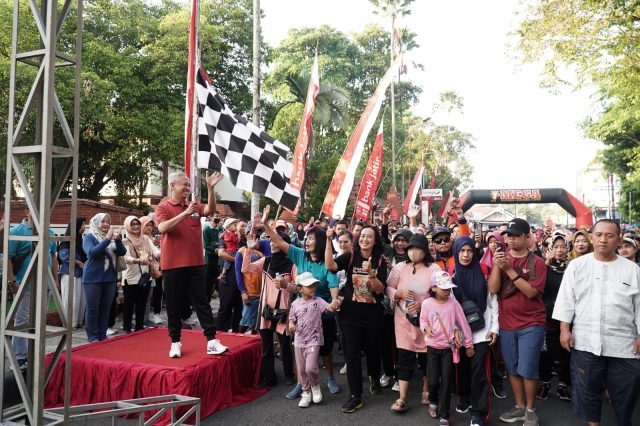 Meriahkan May Day, Pj. Bupati Nganjuk Jalan Santai Bersama Masyarakat