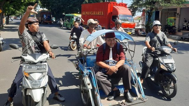 Ambil Formulir Pendaftaran Bacabup, Pengacara Senior Situbondo Naik Becak