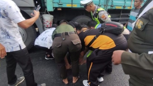 Terlibat Kecelakaan, Pelajar Lamongan Selamat Meski Masuk Kolong Truk