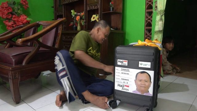 Akhirnya Pencari Rumput Asal Lamongan Berangkat Haji Bersama Istri