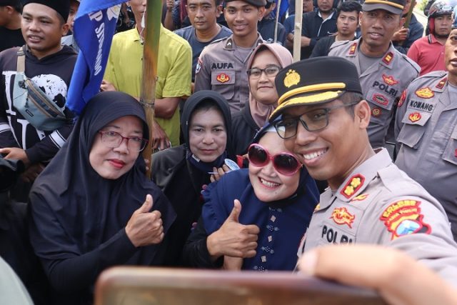 Kapolres Situbondo Diserbu Emak-emak Minta Selfie, Saat Amankan Aksi Buruh 