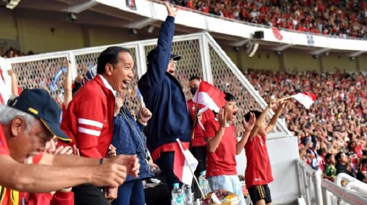 Malam Ini Timnas Lawan Irak, Jokowi Harap Indonesia Menang