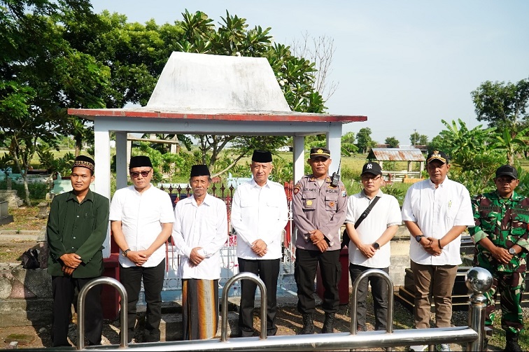 May Day, Pj Bupati Nganjuk Ziarah ke Makam Marsinah