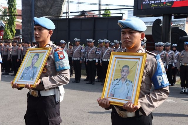 Tinggalkan Dinas Sebulan, Dua Oknum Anggota Polres Lamongan Disanksi PTDH 