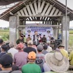 Bupati Jember Berikan Bantuan Pupuk Organik Si Jempol ke Petani Desa Tegalsari