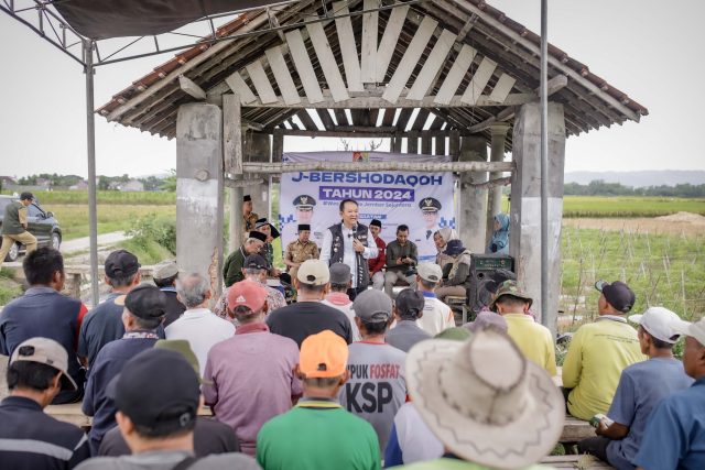 Bupati Jember Berikan Bantuan Pupuk Organik Si Jempol ke Petani Desa Tegalsari