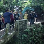 Gotong Royong Lebarkan Jalan dan Perbaiki Jembatan Untuk Kemajuan Warga Bintoro