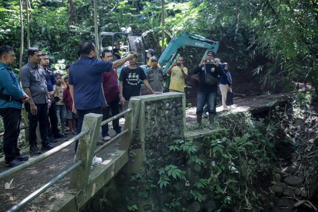 Gotong Royong Lebarkan Jalan dan Perbaiki Jembatan Untuk Kemajuan Warga Bintoro