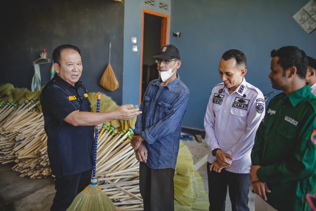 Bupati Hendy Promosikan Usaha Sapu Rayung Milik Warga Desa Menampu Melalui Medsosnya