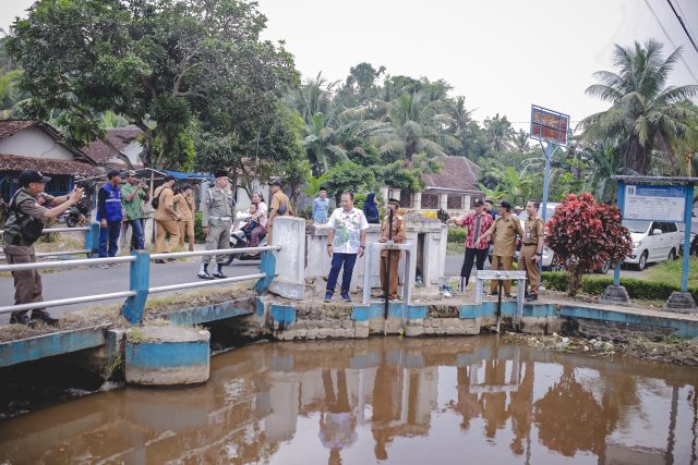 Jembatan Penghubung Desa Gunungsari – Desa Sukoreno Sering Terjadi Kecelakaan, Begini Solusi Bupati Jember