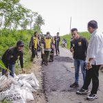 Tinjau Pengaspalan Jalan di Kecamatan Jombang, Bupati Jember: Ini Kurang Bagus, Tolong Diperbaiki Lagi