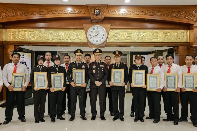 Kapolres Kediri Kota Terima Penghargaan dari Kapolda Jatim di Hari Lahir Pancasila