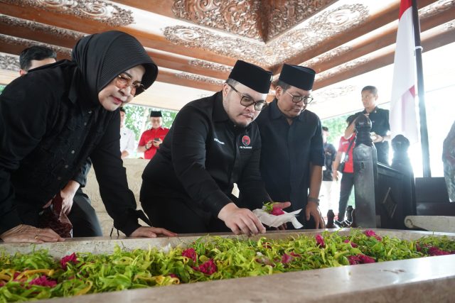 Ziarah ke Makam Bung Karno, Bupati Kediri; Kita Teruskan Api Perjuangan Beliau