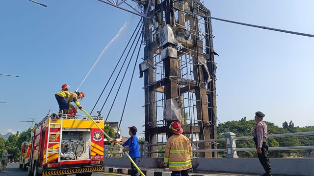 Jembatan Brawijaya Kota Kediri Terbakar, Petugas Masih Lakukan Penyelidikan