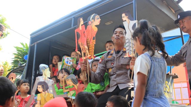 Kapolsek di Kediri Gunakan Wayang Karton untuk Cegah Bullying di Lingkungan Sekolah