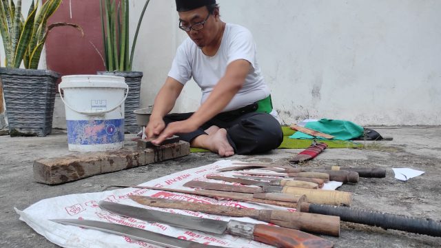 Jelang Idul Adha, Jasa Asah Pisau di Kediri Kebanjiran Pelanggan