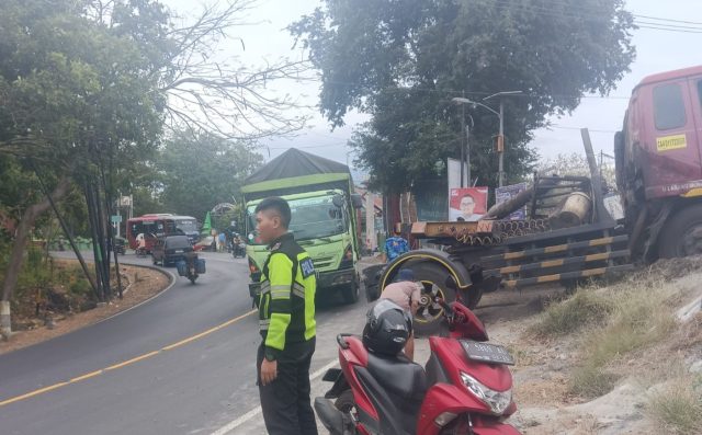 Rem Blong, Truk Trailer Tabrak Pagar Puskesmas di Jalur Pantura Situbondo