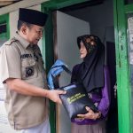 Jember Bershodaqoh , Bupati Hendy Salurkan Bantuan dari Pintu ke Pintu Rumah Warga