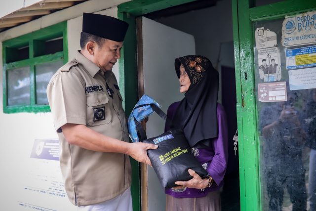 Jember Bershodaqoh , Bupati Hendy Salurkan Bantuan dari Pintu ke Pintu Rumah Warga