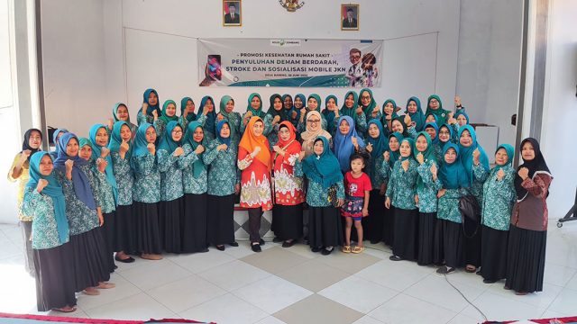 Tim PKRS RSUD Jombang Gelar Edukasi Kesehatan dan Sosialisasi Mobile JKN di Desa Bareng