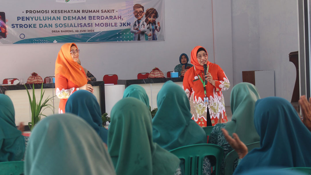 Tim PKRS RSUD saat memberikan edukasi tentang penyakit demam berdarah.jpg