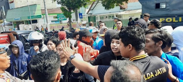 Demo di Depan Kantor Pemkab Situbondo Ricuh, Mahasiswa dan Polisi Bentrok 