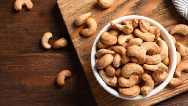 Makan Kacang Mete, Berikut Manfaat dan Efek Sampingnya