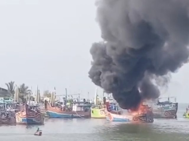 Kapal Motor Nelayan Brondong Lamongan Terbakar, Korsleting Mesin Dinamo