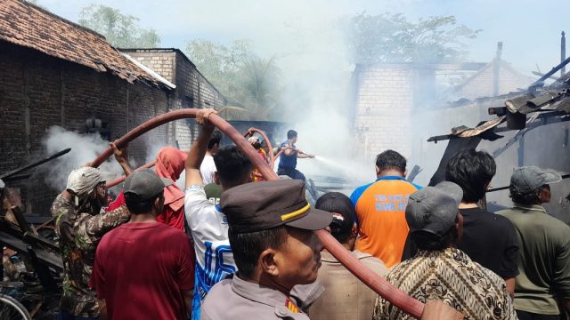 Dua Rumah di Turi Lamongan Ludes Terbakar, Diduga Akibat Korsleting Alat Penanak Nasi