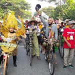 Ribuan Onthelis Ikut Karnaval dan Lomba Sepeda Tua di Kediri