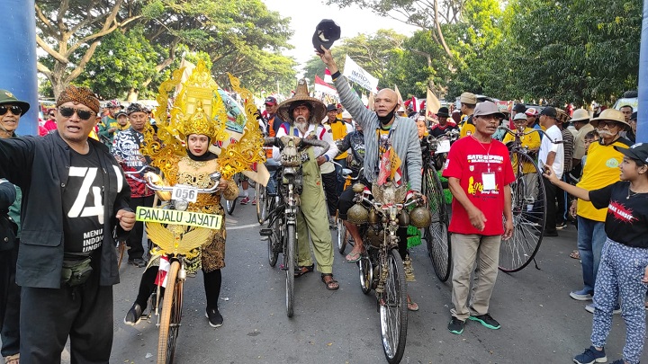 Ribuan Onthelis Ikut Karnaval dan Lomba Sepeda Tua di Kediri