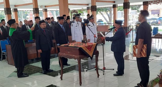 Lantik Pejabat, Bupati Situbondo Karna Suswandi Minta Pejabat Menjaga Amanah 