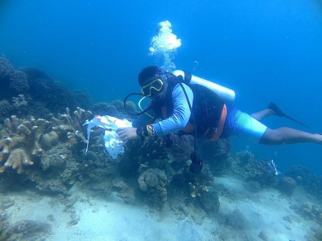 Kelompok Konservasi Karang Lestari Situbondo Bersihkan Sampah di Dasar Laut