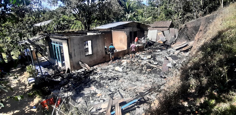 Tiga Rumah Milik Bapak dan Dua Anaknya di Situbondo Hangus Terbakar 