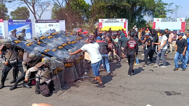 Bacakan Asmaul Husna, Wabup Jember Apresiasi Cara Persuasif Polisi Tenangkan Massa Saat Unras