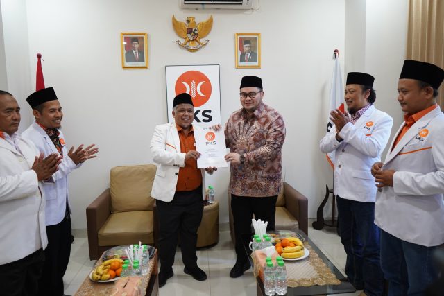 Sehari, Mas Dhito Terima Surat Tugas Golkar dan Rekom PKS