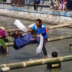 Meriahnya Lomba Gebuk Bantal di Atas Sungai, Menyambut Harjakasi ke 206 