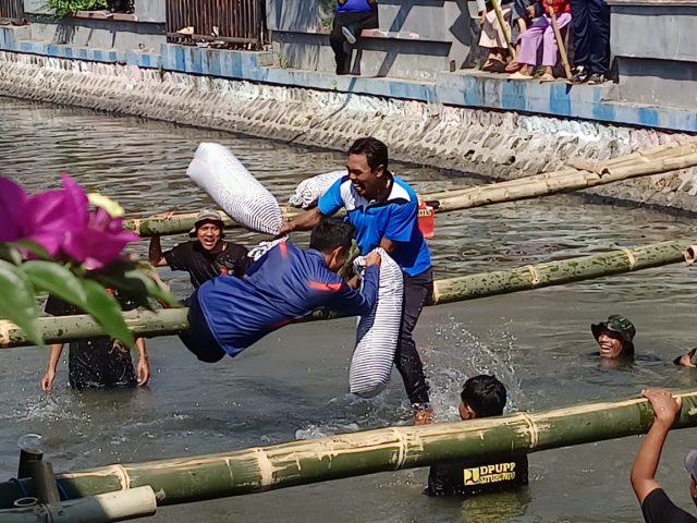 Meriahnya Lomba Gebuk Bantal di Atas Sungai, Menyambut Harjakasi ke 206 