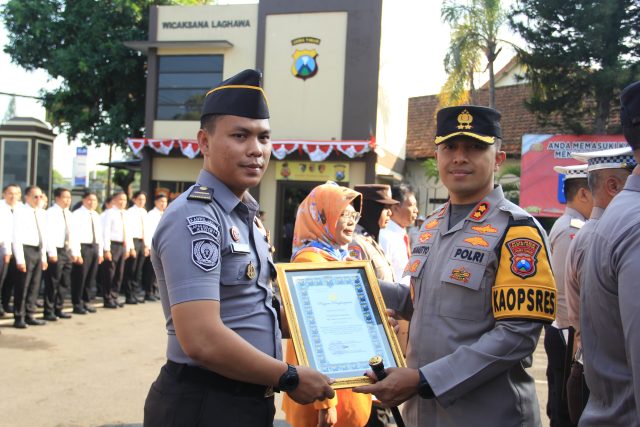 Dua Pegawai Lapas Kediri Terima Penghargaan dari Polres Kediri Kota