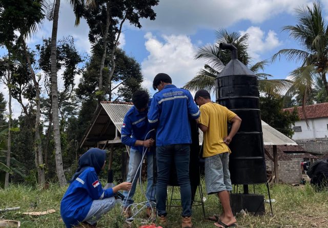 Kelompok Mahasiswa di Jember Manfaatkan Sampah Jadi Bahan Baku Penguat Bangunan