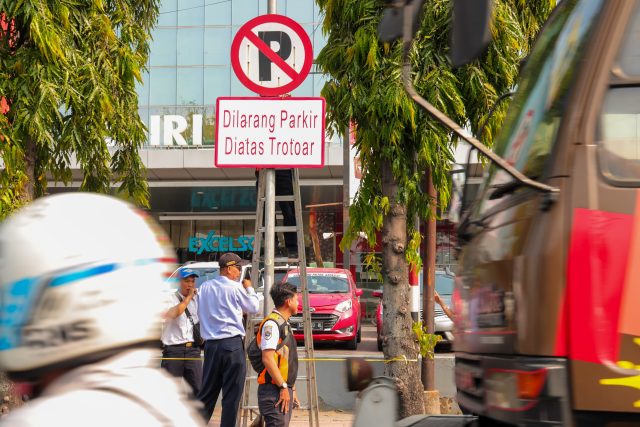 Tim Gabungan Kota Kediri Tertibkan Parkir di Sepanjang Jalan Hasanuddin