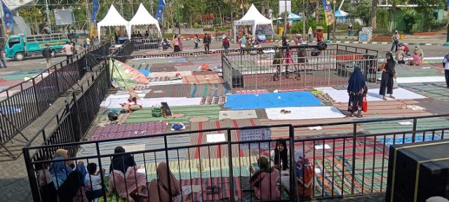 Alun-alun Lamongan Dikavling Jamaah, Jelang Ngaji Bareng Gus Iqdam