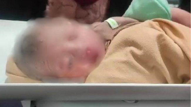 Pasutri Bondowoso Temukan Bayi Baru Lahir di Teras Toko