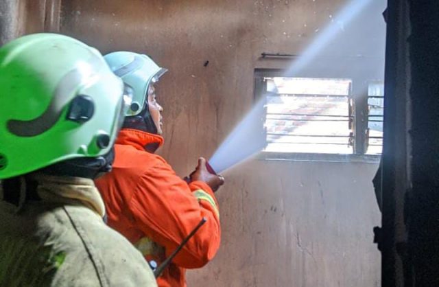 Diduga Akibat Korsleting Listrik Sebuah Rumah di Bondowoso Hangus Terbakar