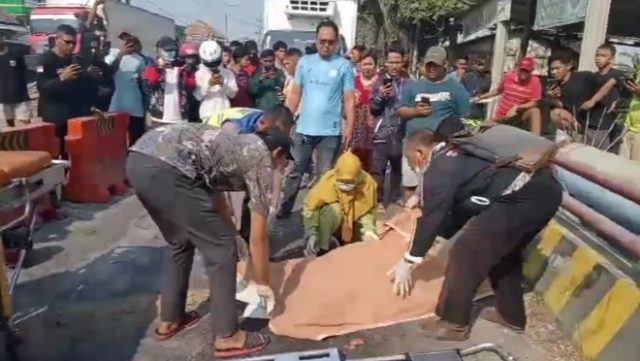 Terpeleset di Perbaikan Jembatan Sukodadi Lamongan, Seorang Pemotor Tewas Terlindas Mobil