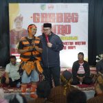 Petani Milenial di Kediri Berpenampilan Unik dalam Bersih Desa, diberi Hadiah Bupati