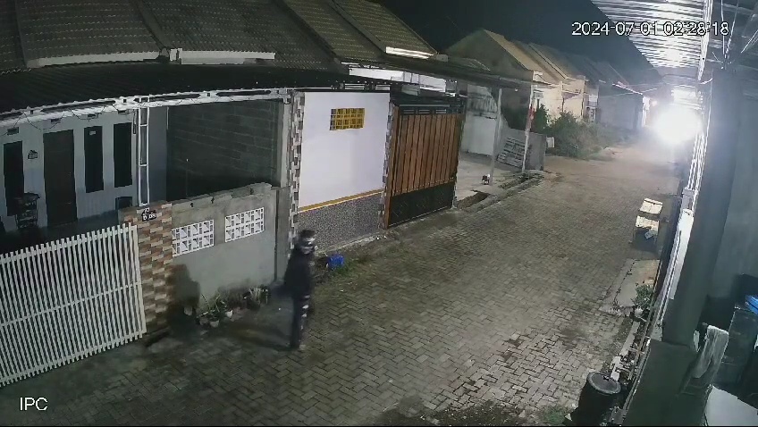 Aksi Pencuri di Perumahan Puncak Dieng Situbondo Terekam CCTV
