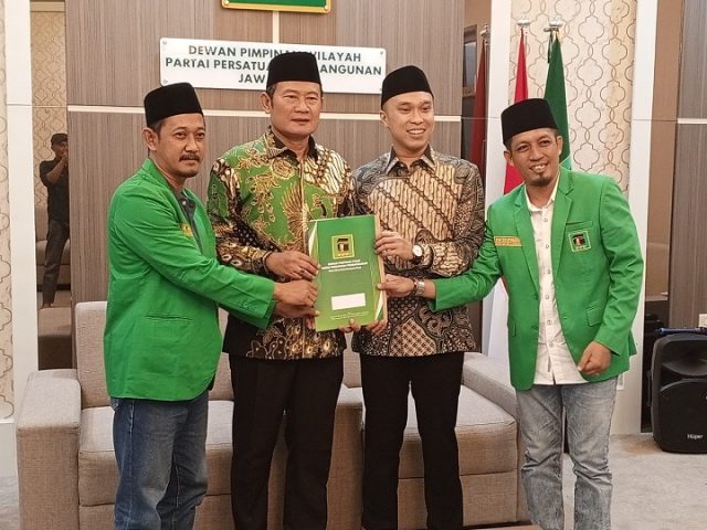 Pilkada Lamongan, PPP Serahkan Surat Tugas Pasangan Yuhronur-Dirham