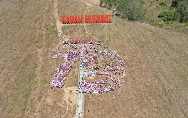 Sambut HUT ke-79, Polres Bersama Pemkab Bondowoso Kibarkan 1.000 Bendera Merah Putih di Kawah Wurung