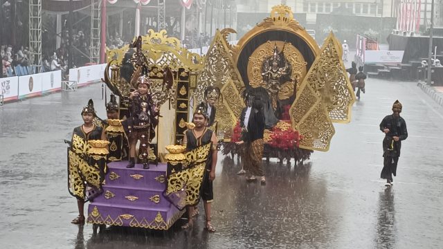 Gelaran Perdana Jember Fashion Carnival 2024 Diguyur Hujan, Tampilkan JFC Kids